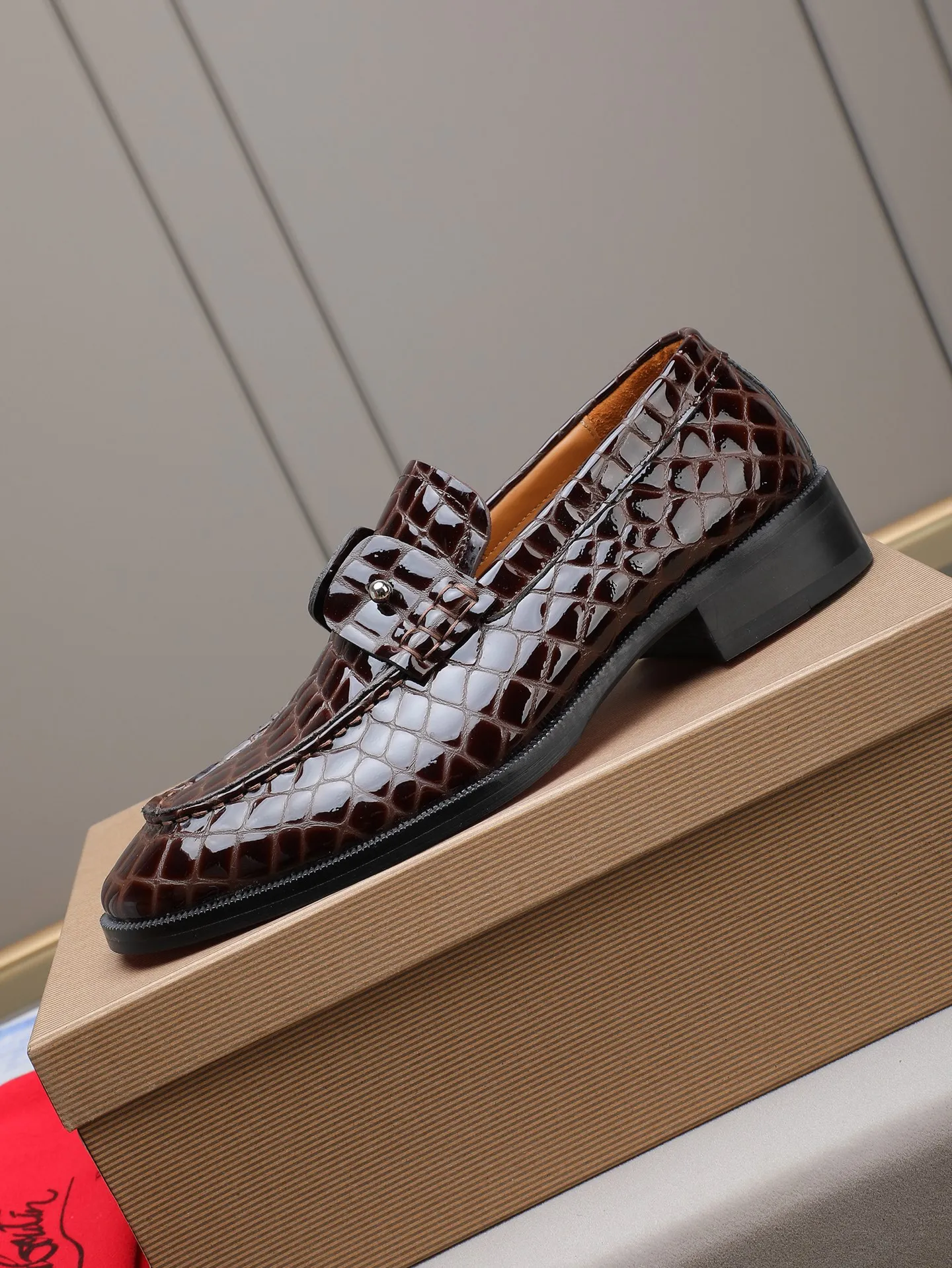 PP580 CL New formal dress shoes Christia* Loubouti* Red-soled shoes GREGGO men's Oxford shoes Official price Made of imported cowhide/glossy patent leather/glossy small square pointed toe design Iconic red outsole, extremely personalized shoe Original color cowhide lining Original Italian leather outsole; fine workmanship brings you a luxurious experience Clean silhouette and straightforwardness, GREGGO men's Oxford shoes It is an Oxford shoe type born for city roaming. Standard leather shoe size: 38～44# (45🉑️customized)